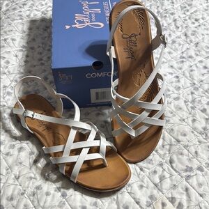 Jellypop Women's White Crisscross Sandals 10
